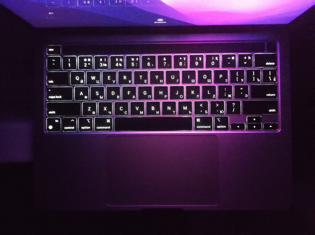 Лазерная гравировка макбука в алматы